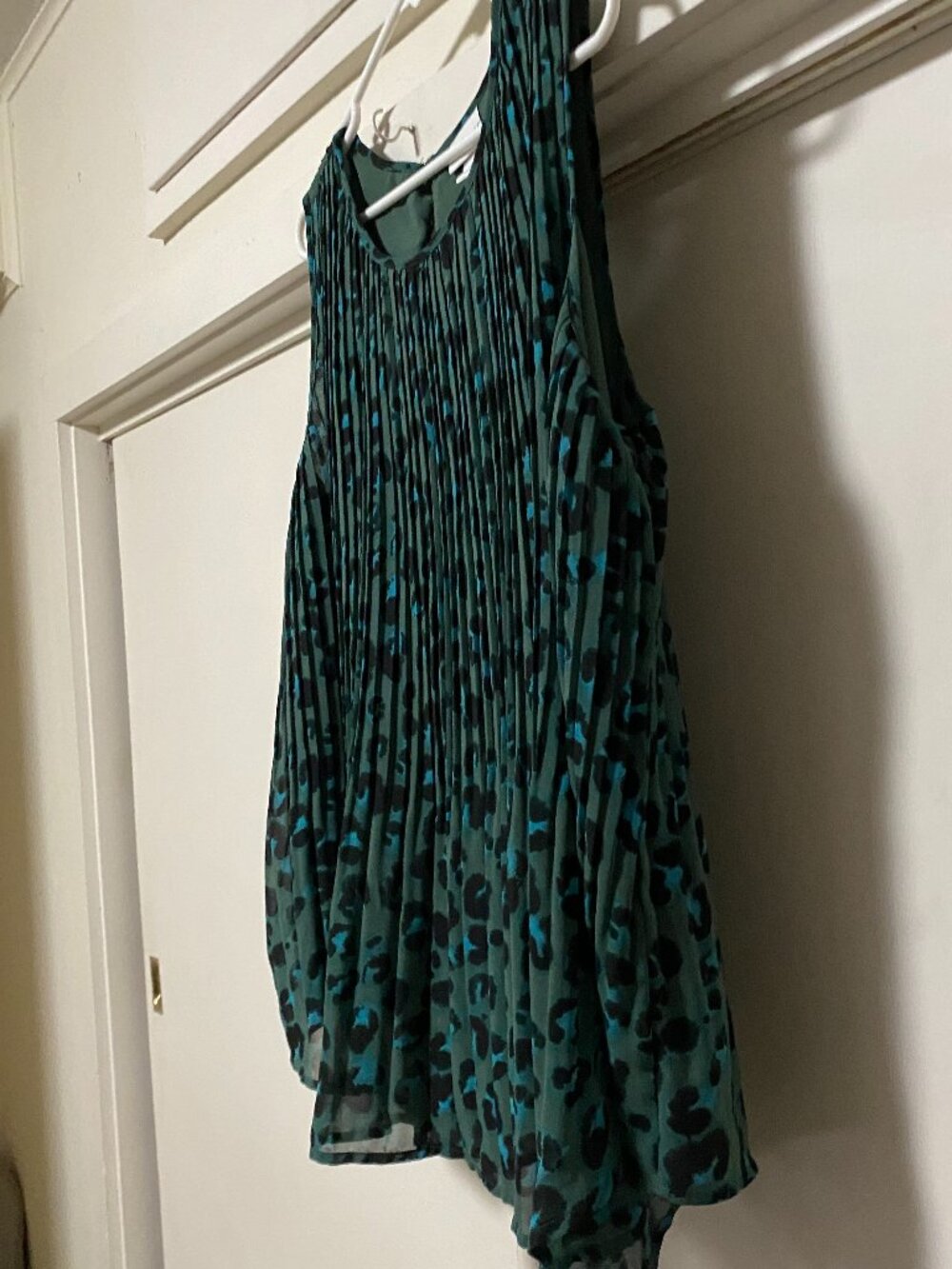 Ava & Viv, sleeveless, tiny-pleats blouse, green w/teal & black spots, size 1X - Picture 4 of 8